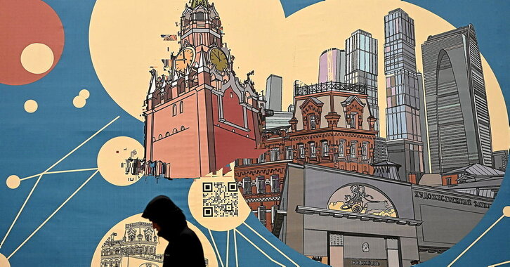 Un vecino de Moscú camina frente a un mural donde aparecen algunos de los edificios más característicos de la capital rusa.