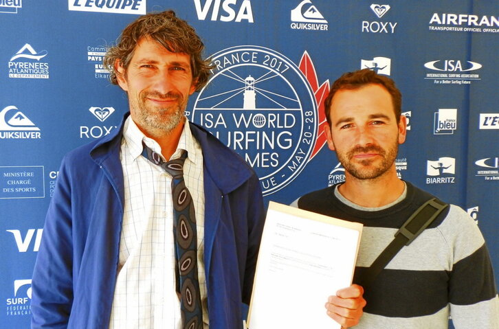 Maialen Saez EHSFko kidea, ISAko egoitzan. Behean, Mikel Troitiñoeta Oier Illarramendi, Biarritzen 2017an. Eskuineko orrian, goian,2001eko Euskal Selekzioa; behean, 2000ko selekzioa, ofizialki lehiatuzen azkena.