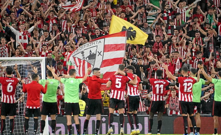 Los jugadores celebraron con la grada popular la victoria ante el Villarreal.