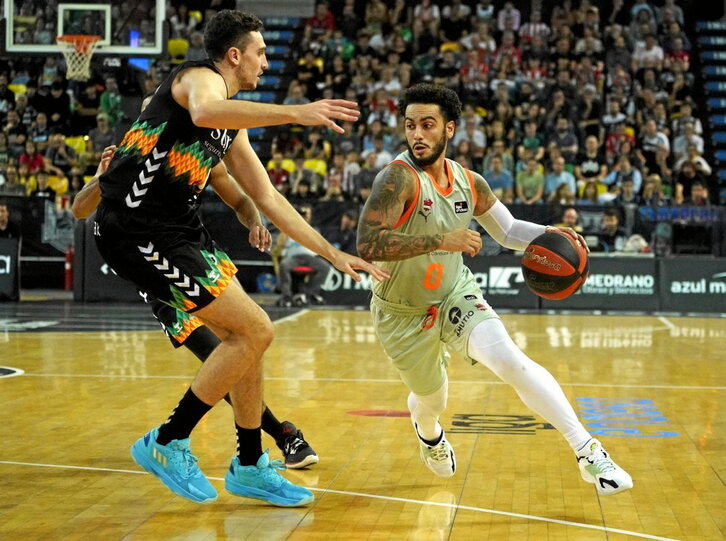 Baskonia supo ganar en el día menos inspirado de Howard, que terminó expulsado.