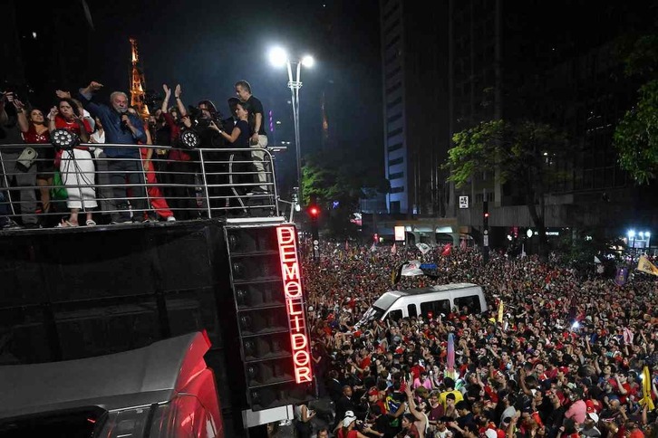 Lula se dirige a sus seguidores y seguidoras en Sao Paulo tras conocerse el resultado electoral.