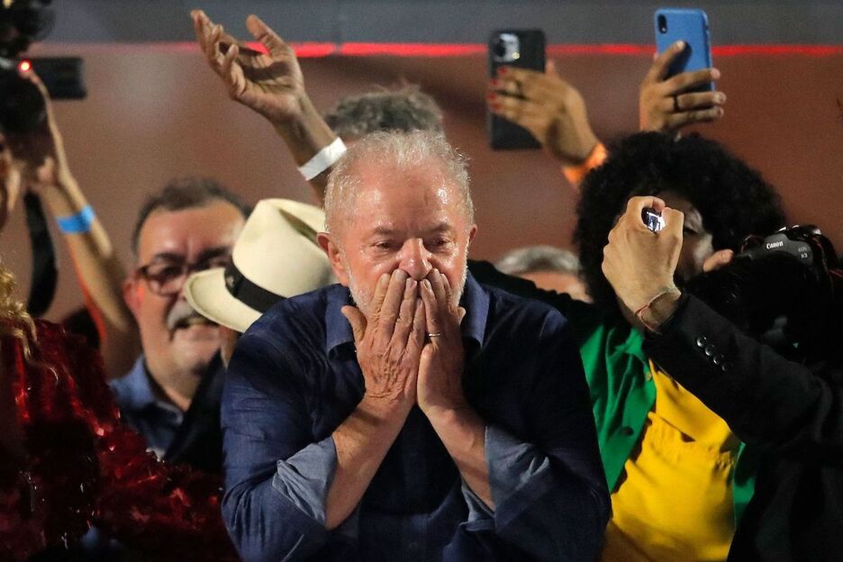 Hunkituta ageri da Lula bere jarraitzaileean aurrean Sao Paulo.