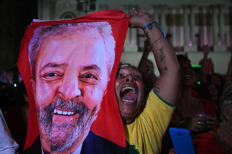 Bolsonaro ez da gauean agertu ere egin, baina Lularen jarratzaileek ez dute faltan bota.