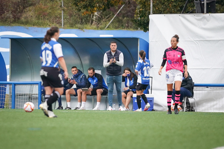 Mikel Crespo dirige al equipo desde el banquillo.