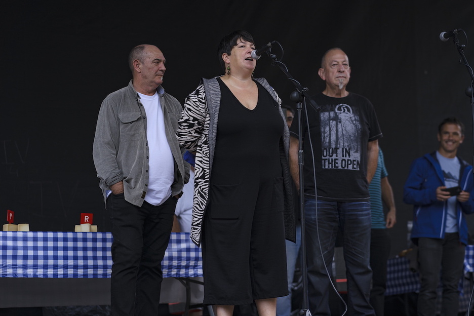 Onintza Enbeita, Andoni Egaña eta Sebastian Lizaso bertsolariak Gernikako plazan.