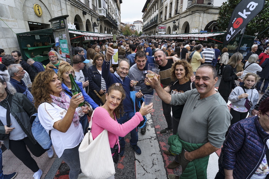 Sagardoa eta txakolina ez dira falta izan Gernikako kaleetan.