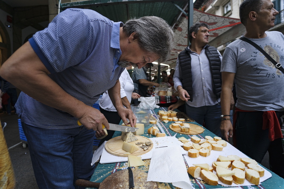 Salmahaiak gaztaz ondo hornituak.