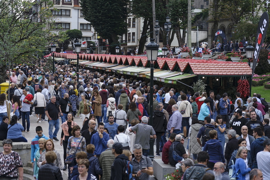 Gernikako plaza postuz beteta.
