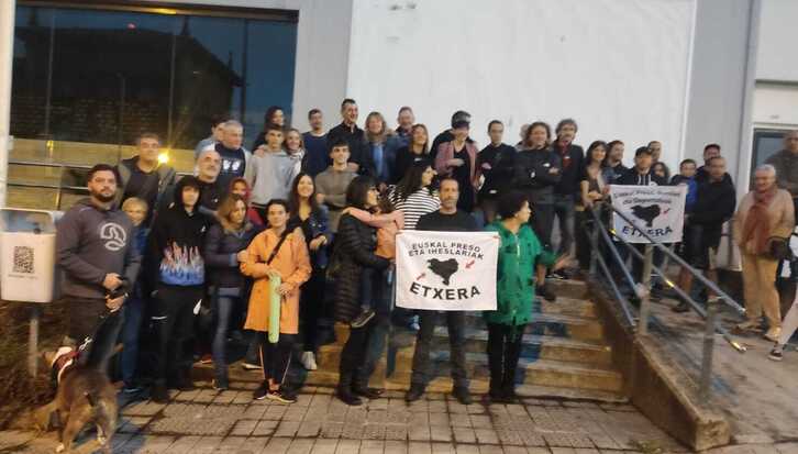 Bittor Franco, en el centro junto a amigos y familiares que se han acercado a Basauri.
