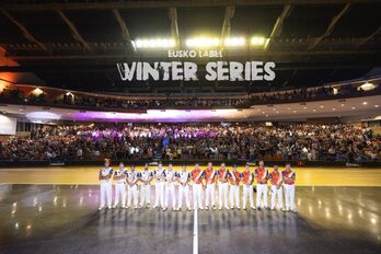 Jai Alai Winter Serieseko bigarren denboraldian lehiatuko diren pilotari guztiak aurkeztu zituzten lehen partidaren atarikoan.