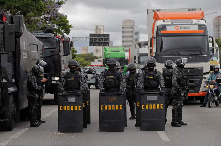 Policía brasileña desplegada en los bloqueos de seguidores de Bolsonaro.