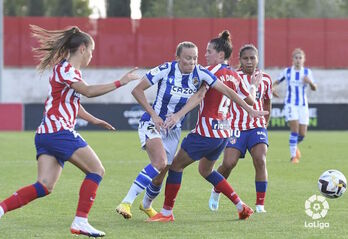 Van Dongen obstaculiza el paso de Jensen.