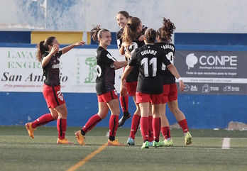 Las rojiblancas celebran el gol que les adelantaba en el marcador.