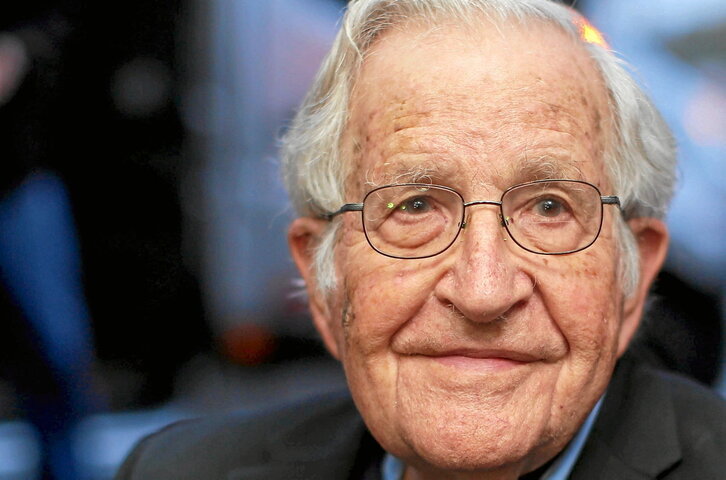 Noam Chomsky, munduko bilakaeraz mintzo.