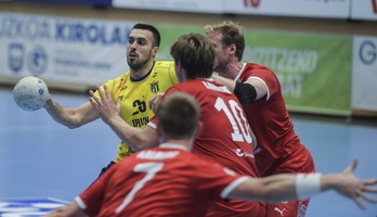 Jon Azkue, 10 golekin, izan da partidako golegile nagusia; irudian, Kolstad taldearen aurka. 