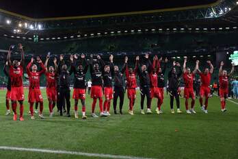 Los jugadores del Frankfurt celebran el pase a los octavos de final de la Champions League. 