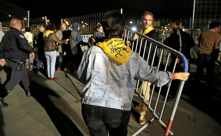 Activistas retiran las vallas del puente peatonal que une Hendaia e Irun, colocadas por orden de las autoridades francesas.
