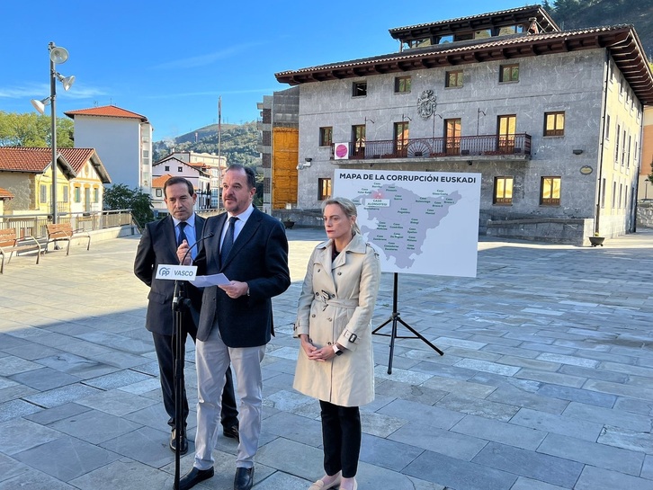 Iturgaiz posa en Alonsotegi con el «mapa de la corrupción». 