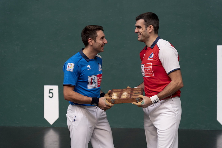 Peio Etxeberria eta Joseba Ezkurdia, konplizitatez beteriko irribarreekin, elkar begira.