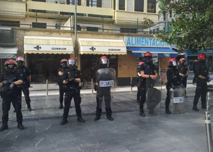 Despliegue policial en el desalojo del barrio de Gros.