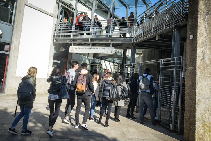 Ikasleak UPPAk Baionan duen campuseko jantokira sartzen.