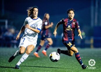 Ane Miren y Carol tratan de llegar al balón.