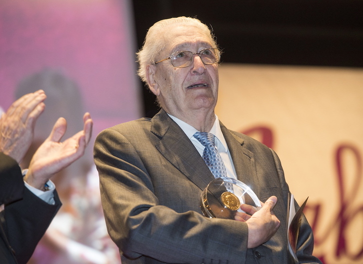 gaza, 2016an, Eusko Ikaskuntza saria jaso zuenean.