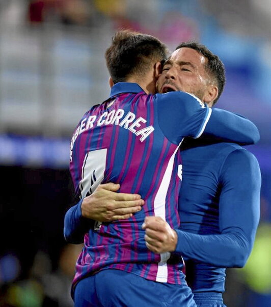 Quique y Correa se abrazan tras el gol del vallisoletano.