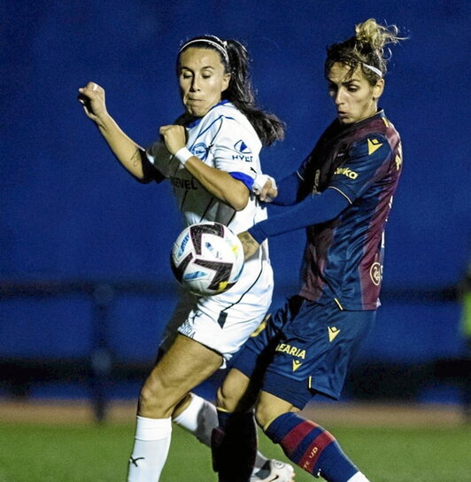 Camila Sáez y Andonova en un lance del choque.