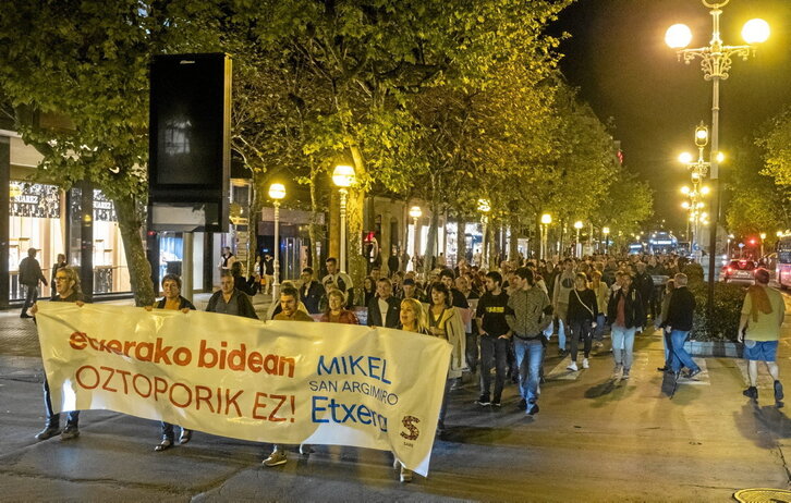 Mikel San Argimiroren espetxeratzea salatzeko, atzo Donostian egindako manifestazioa.