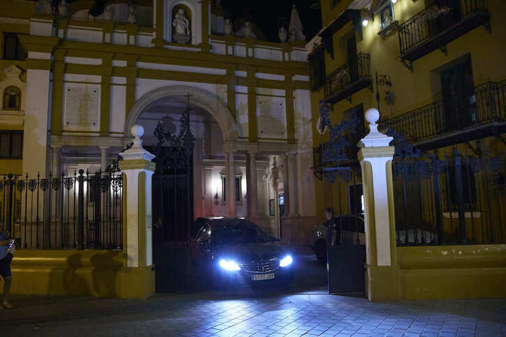 Un coche fúnebre abandona la basílica de La Macarena.