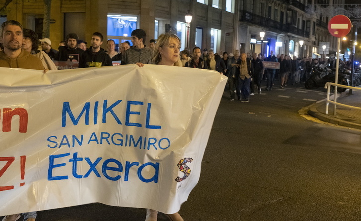 Mikel San Argimiroren espetxeratzea salatzeko Donostian egin den manifestazioa.