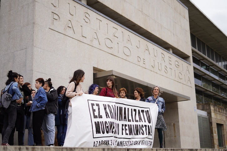Concentración del movimiento feminista ante el Juzgado de Getxo.