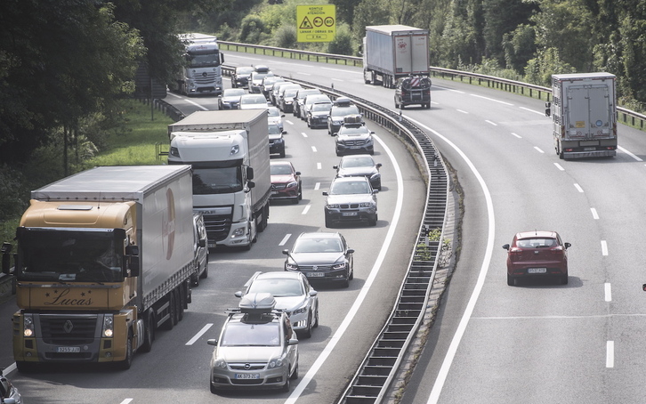 Coches en la autovía entre Irun y Biriatu.