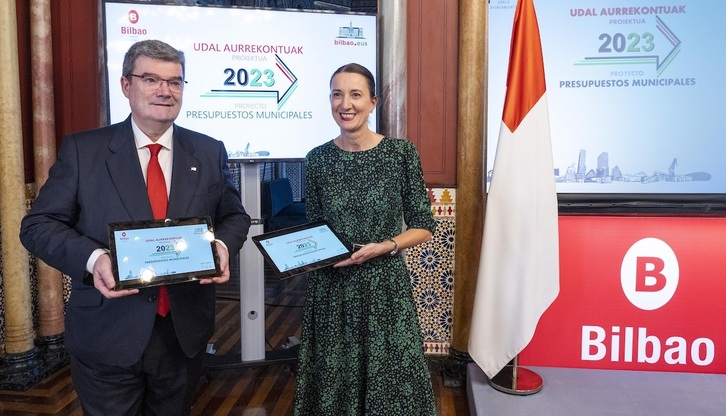 El alcalde de Bilbo Juan Mari Aburto y la Concejala de Hacienda Marta Ajuria presentan los presupuestos para 2023.