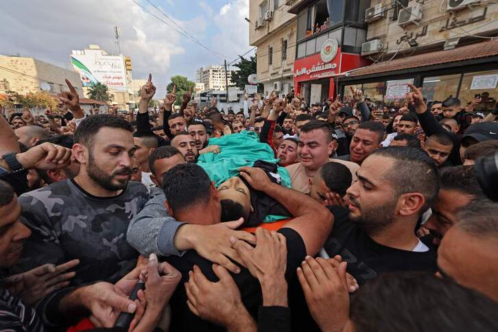 Cientos de personas trasladan el cuerpo de Mohamed Jaluf, de tan solo 14 años.