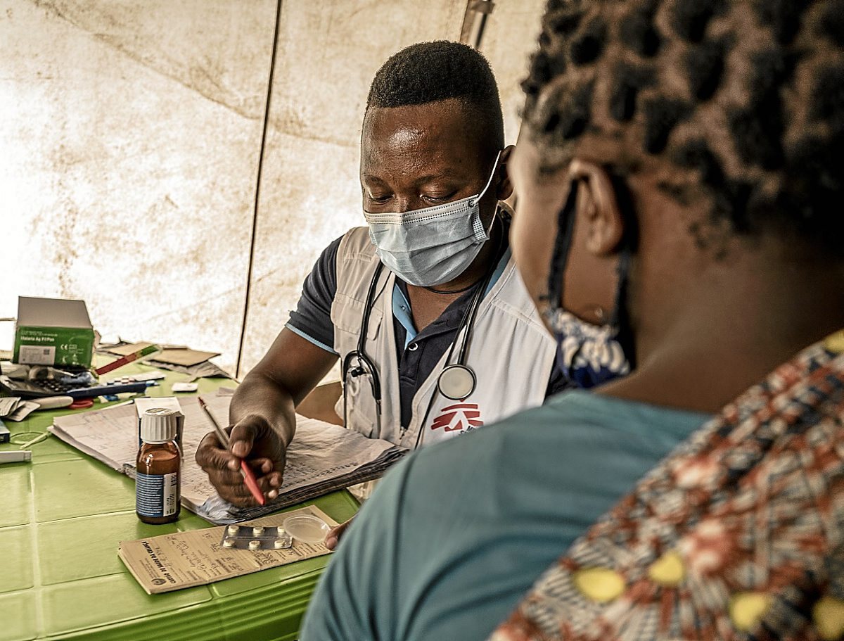 Nazario Jaime medikua gaixo bat artatzen MSFko klinika mugikor batean. (Tadeu ANDRE / MSF)