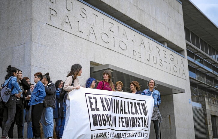 Concentración del movimiento feminista ante el Juzgado de Getxo.
