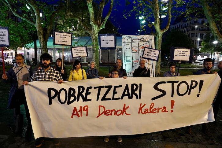 Eskubide Sozialen Kartaren elkarretaratzea Donostian, etxebizitza eskubidearen alde.