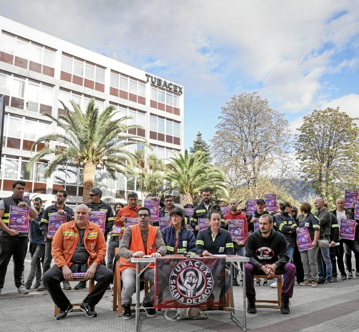 Mendia, erdian, Laudion eginiko agerraldian.