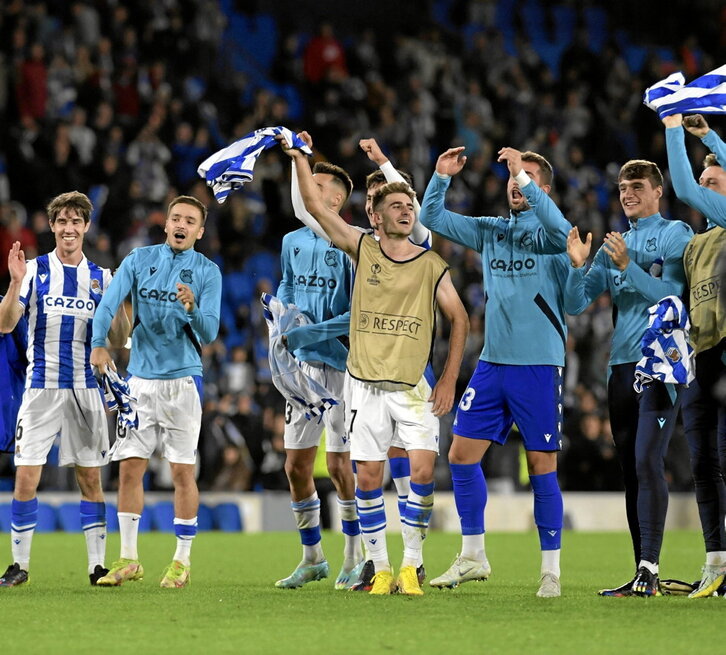 Los jugadores realistas celebraron con sus aficionados el pase a los octavos de final.
