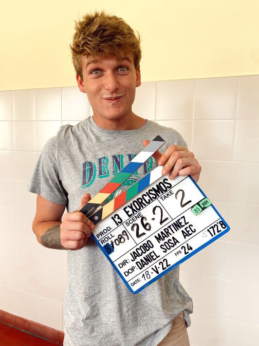 El actor Uri Guitart sostiene la claqueta durante el rodaje.