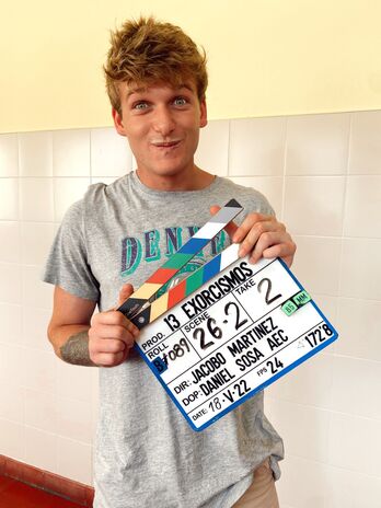 El actor Uri Guitart sostiene la claqueta durante el rodaje.