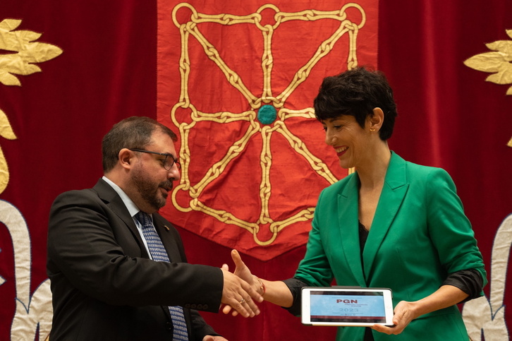 Unai Hualde recible el proyecto de presupuestos navarros de manos de Elma Saiz.