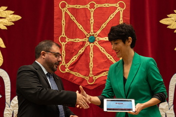 Unai Hualde recible el proyecto de presupuestos navarros de manos de Elma Saiz.