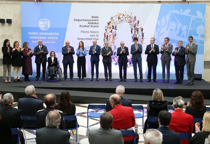 Erakunde eta elkarteetako ordezkariek Bide Segurtasunaren Aldeko Ituna sinatu dute.