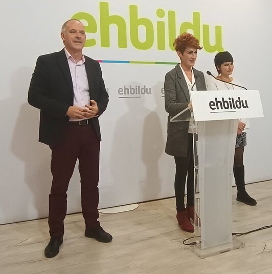 Adolfo Araiz, Bakartxo Ruiz eta Laura Aznal, gaur Iruñean egin duten agerraldian.