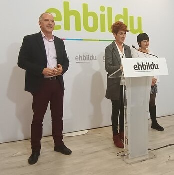 Adolfo Araiz, Bakartxo Ruiz eta Laura Aznal, gaur Iruñean egin duten agerraldian.