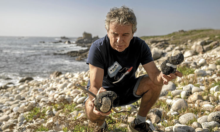 El actor Miguel de Lira, en el Curro de Cabalar (Lira), uno de los lugares más afectados por la marea negra del Prestige en 2002.