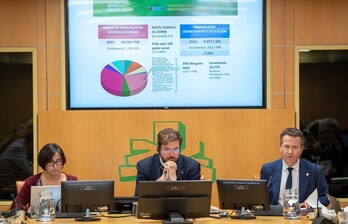 Jokin Bildarraitz Gasteizko Legebiltzarrean Hezkuntza Saileko aurrekontuak aurkezten,